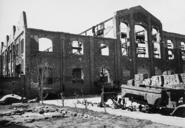 Lövőház utca 39. Ganz Villamossági Művek üzemcsarnoka. Jobbra egy 38M Rába Botond terepjáró rajgépkocsi roncsa (1945)